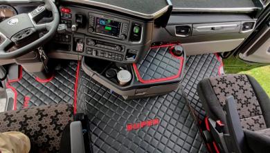 Kunstleder Fußmatten für SCANIA R ab 2017, klappbarer Beifahrersitz in schwarz, rot umrandet, SUPER 