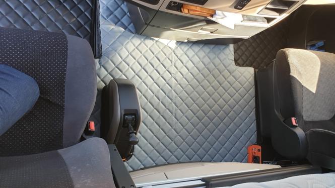 Kunstlederfußmatten für Man TGX ab 2018 grau-schwarz-matt 