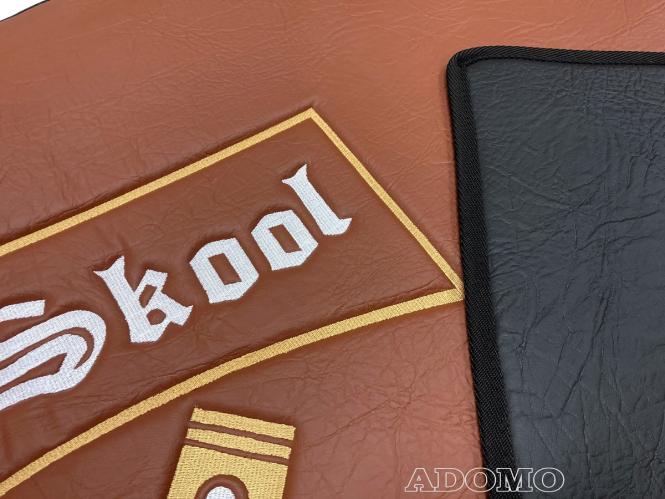 Kunstlederfußmatten mit Sitzsockel für DAF XF 106 ab 07/2017 schwarz - braun - glatt, großes Logo 