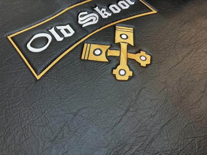 Kunstlederfußmatten mit Sitzsockel für DAF XF 106 ab 07/2017 schwarz - glatt, großes Logo 