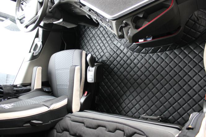Kunstlederfußmatten mit Sitzsockeln für Volvo FH4, FH5 schwarz-matt 