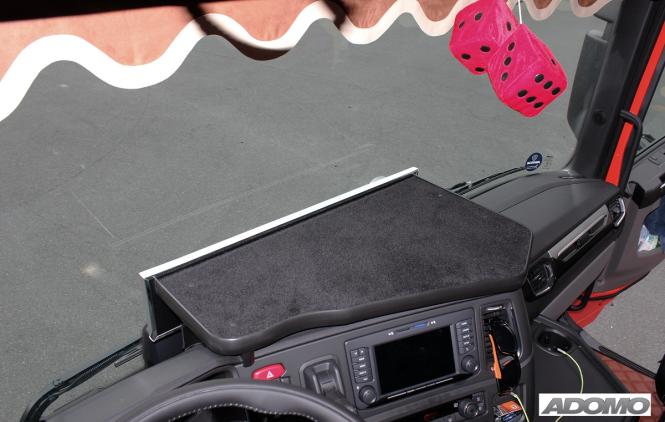 Mitteltisch für SCANIA R+S ab 2017, schwarz 