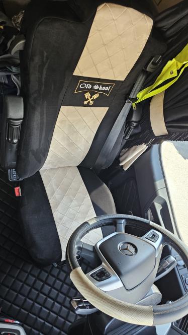 Sitzbezüge für Actros L ab 2022 MP5 und MP4 mit Sitzecke-Solostar schwarz-beige Old Skool 