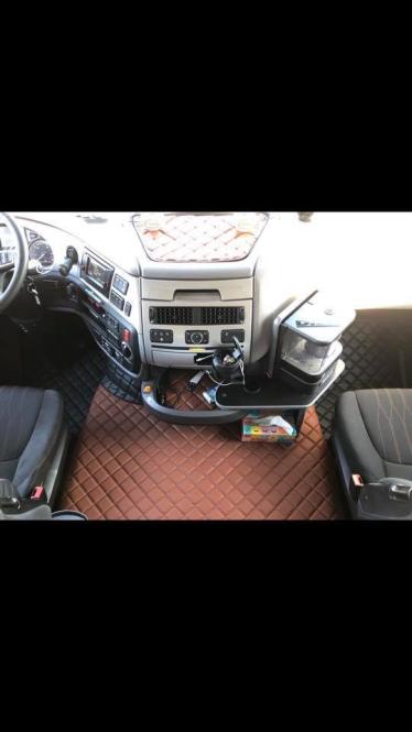 Kunstlederfußmatten mit Sitzsockel für DAF XF 106 ab 07/2017 schwarz - braun 