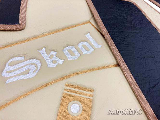 Kunstlederfußmatten mit Sitzsockel für DAF XF 106 ab 07/2017 schwarz - beige - glatt, großes Logo 