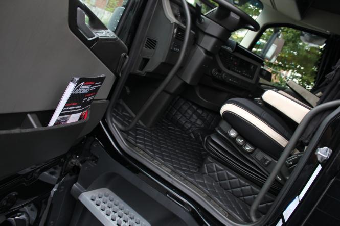 Kunstlederfußmatten mit Sitzsockeln für Volvo FH4, FH5 schwarz-matt 