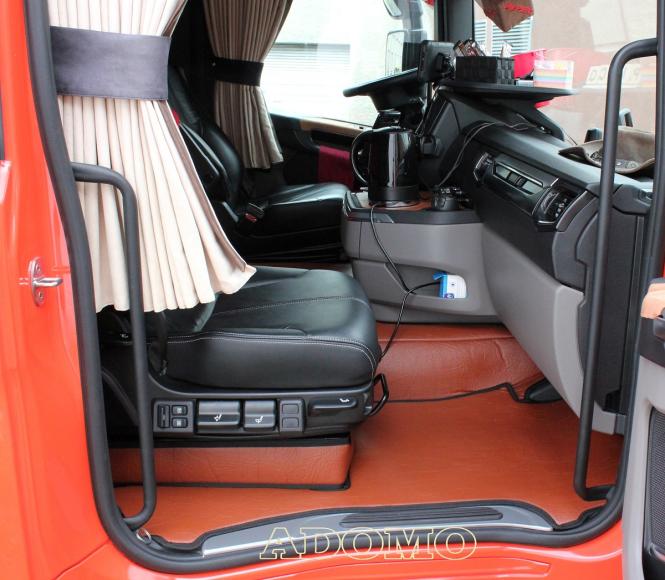 Kunstleder Fußmatten für SCANIA R ab 2017 New Generation, drehbar/luftgefederte Beifahrersitz in braun-matt-glatt, Umr. schwarz 