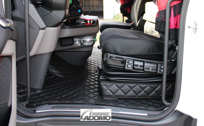 Kunstleder Fußmatten für SCANIA S ab 2017 Die neue S-Baureihe, klappbar in schwarz-matt 