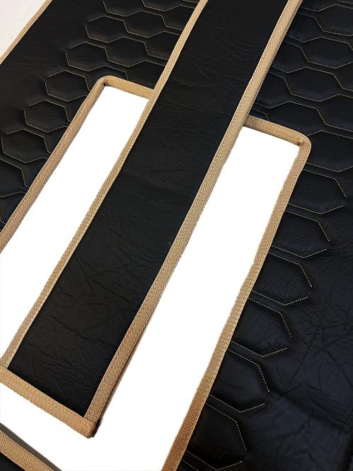 Kunstlederfußmatten mit Sitzsockel 13 cm für MP5 MP4 ACTROS L ab 2024 schwarz - glatt klappbar 