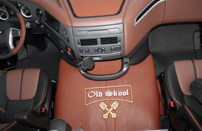 Kunstlederfußmatten mit Sitzsockel für DAF XF 106 ab 07/2017 schwarz - braun - glatt, großes Logo 