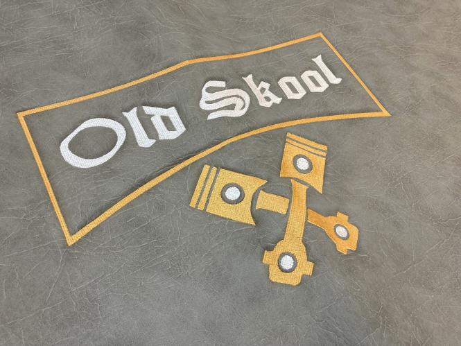 Kunstlederfußmatten mit Sitzsockel für DAF XF 106 ab 07/2017 schwarz - grau - glatt, großes Logo 