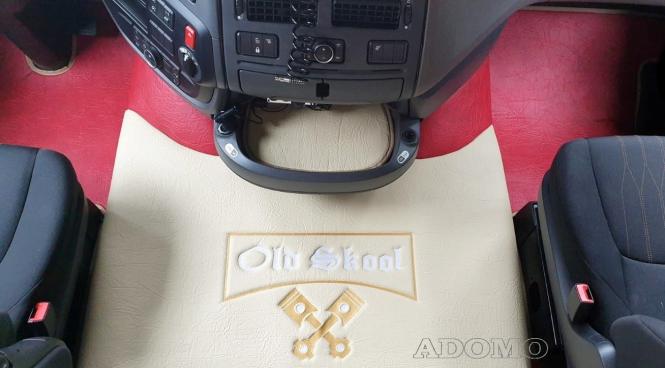 Kunstlederfußmatten mit Sitzsockel für DAF XF 106 ab 07/2017 rot - beige - glatt, großes Logo 