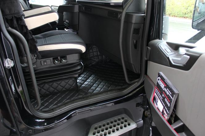 Kunstlederfußmatten mit Sitzsockeln für Volvo FH4, FH5 schwarz-matt 