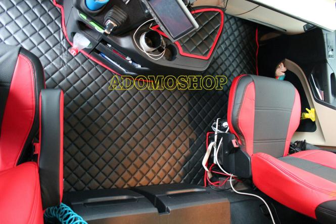 Kunstlederfußmatten mit Sitzsockel für MP5 und MP4, klappbar, schwarz-rot 