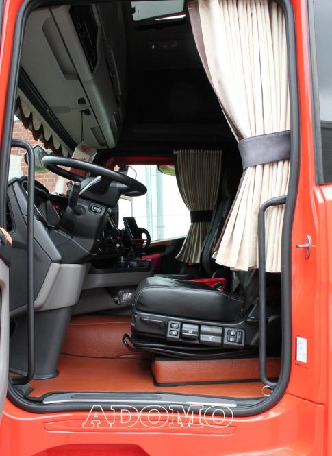 Kunstleder Fußmatten für SCANIA R ab 2017 New Generation, drehbar/luftgefederte Beifahrersitz in braun-matt-glatt, Umr. schwarz 