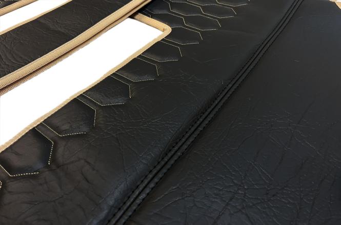 Kunstlederfußmatten mit Sitzsockel 13 cm für MP5 MP4 ACTROS L ab 2024 schwarz - glatt klappbar 