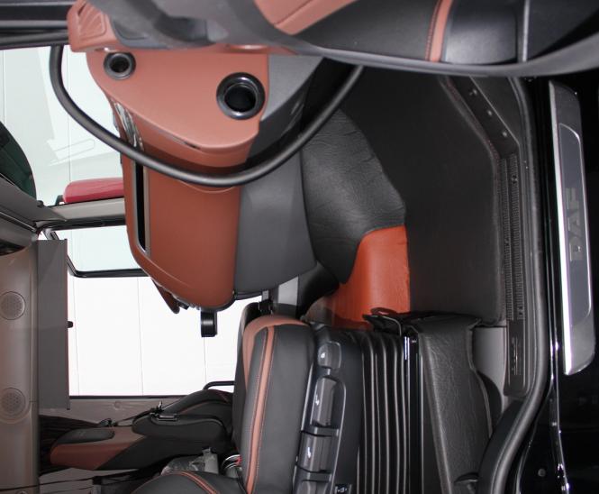 Kunstlederfußmatten mit Sitzsockel für DAF XF 106 ab 07/2017 schwarz - braun - glatt, großes Logo 