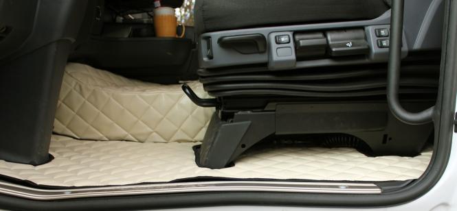 Fussmatten aus Kunstleder für Scania R ab 2013 mit neuem Recarositz in beige-Luftgefedert 