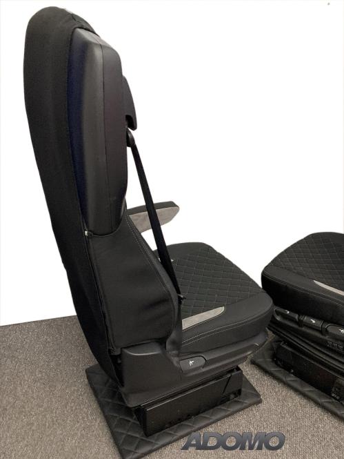 Sitzbezüge  für Daf  xf 106 mit Grammersitzen, schwarz-grau, 2 Armlehnen 