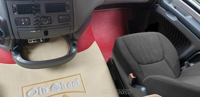 Kunstlederfußmatten mit Sitzsockel für DAF XF 106 ab 07/2017 rot - beige - glatt, großes Logo 