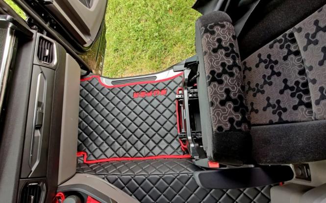 Kunstleder Fußmatten für SCANIA R ab 2017, klappbarer Beifahrersitz in schwarz, rot umrandet, SUPER 