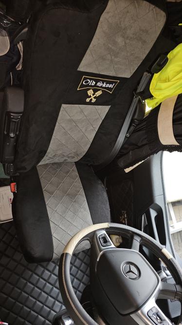 Sitzbezüge für Actros L ab 2022 MP5 und MP4 mit Sitzecke-Solostar schwarz-grau Old Skool 
