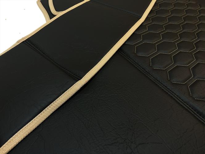 Kunstlederfußmatten mit Sitzsockel 13 cm für MP5 MP4 ACTROS L ab 2024 schwarz - glatt klappbar 