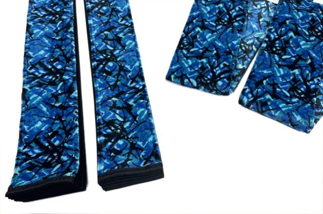 LKW Gardinen mit Kante aus dänisch Plüsch in blau mit 2 Rückhaltebändern 