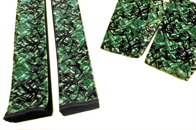 LKW Gardinen mit Kante aus dänisch Plüsch in grün mit 2 Rückhaltebändern  