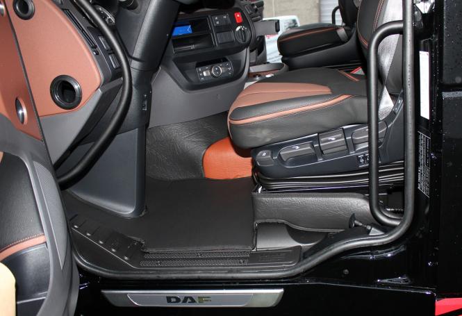 Kunstlederfußmatten mit Sitzsockel für DAF XF 106 ab 07/2017 schwarz - braun - glatt, großes Logo 