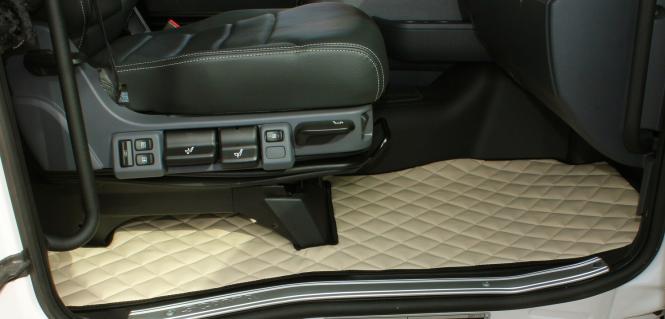 Fussmatten aus Kunstleder für Scania R ab 2013 mit neuem Recarositz in beige-Luftgefedert 