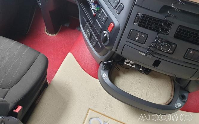 Kunstlederfußmatten mit Sitzsockel für DAF XF 106 ab 07/2017 rot - beige - glatt, großes Logo 