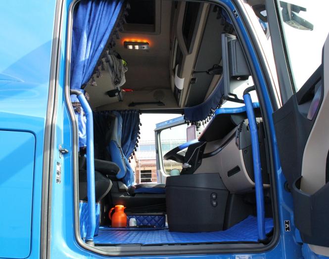 Einstiegsgriffeverkleidung für Actros Mp5 aus Kunstleder blau 