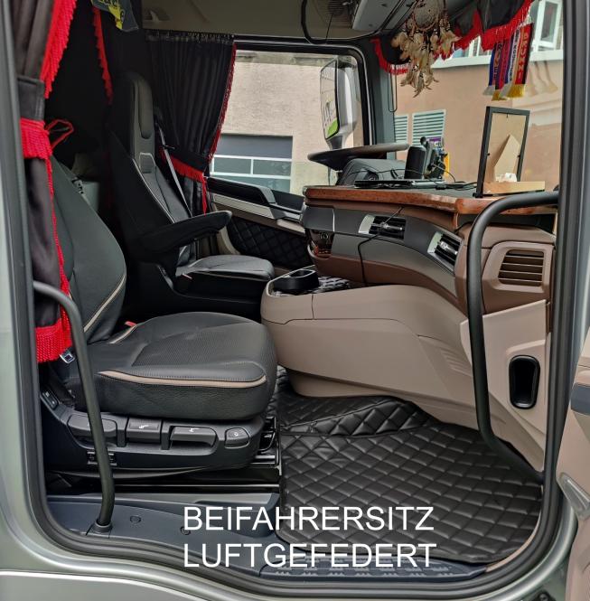 Kunstlederfußmatten mit Sitzsockel für DAF ab 2021 XG, XG+ luftgefedert grau - schwarz GLATT 