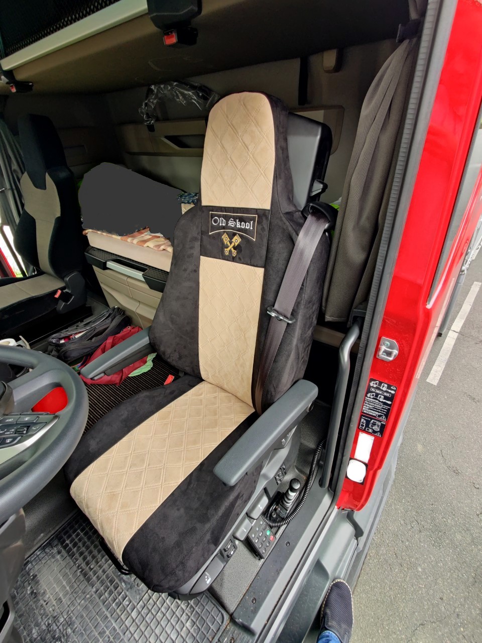 Adomo LKW-Shop  Sitzbezüge für Volvo FH4 und FH5 schwarz-rot Old