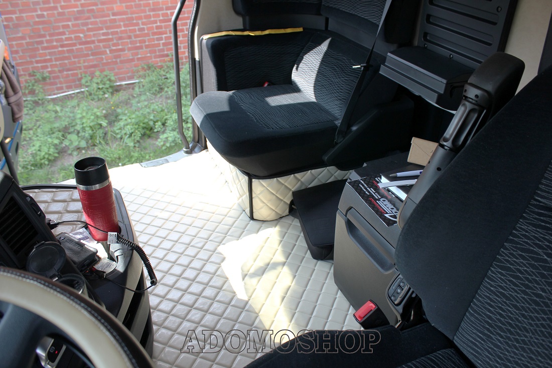 Adomo LKW-Shop, Kunstleder Fußmatten für Mercedes Actros MP5 und MP4  Solostar, beige-matt