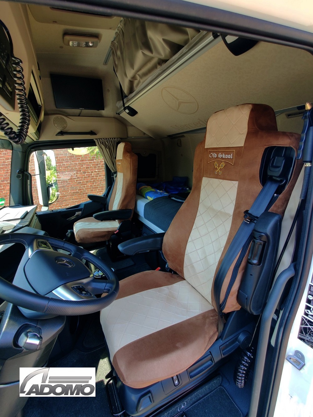 VIP Schonbezüge Sitzbezüge Kunstleder - Stoff für LKW Mercedes Actros MP5  Klappbarer Sitz Braun