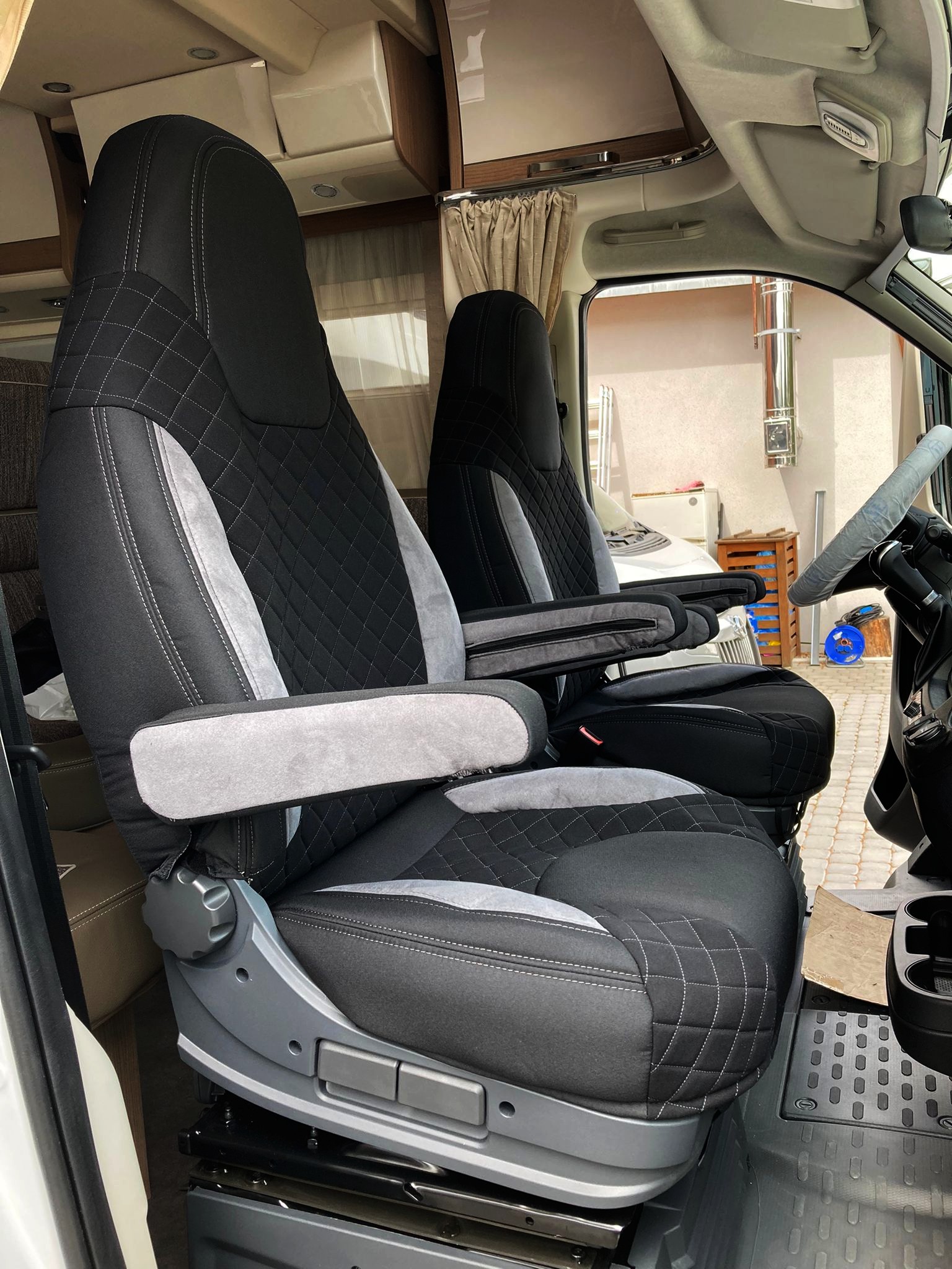 Adomo LKW-Shop, Wohnmobil Sitzbezüge für Fiat Ducato ab 2015, mit 4  Armlehnen, grau-schwarz